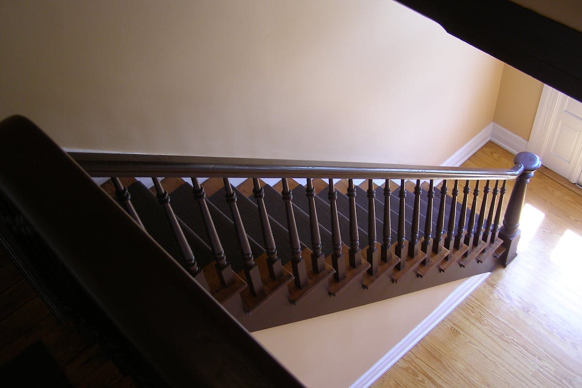 Railing Tangga Minimalis: Estetika & Keamanan Rumah Modern